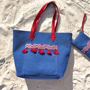 😍🥰😘NWT Denim tote bag with red leather straps